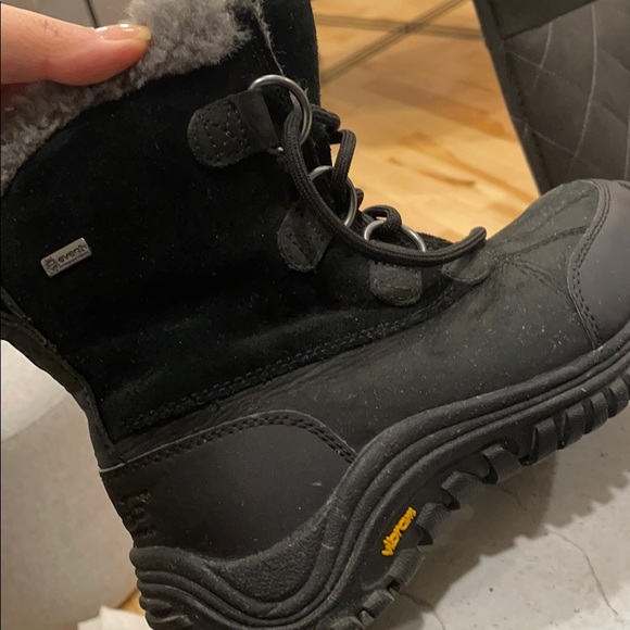 AUTHENTIC BLACK UGG WINTER BOOTS - Picture 4 of 4